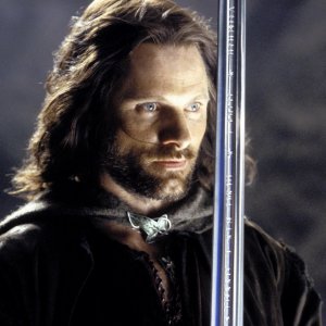 Viggo Mortensen armato di spada in una scena de Il signore degli Anelli