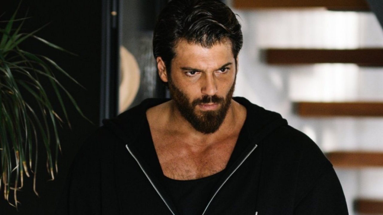Can Yaman sul set della serie spagnola Il labirinto delle farfalle