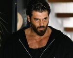 Non solo Sandokan: Can Yaman agente segreto nelle prime foto della serie spagnola Il labirinto delle farfalle