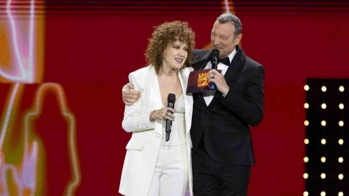 una nessuna e centomila scaletta e ospiti del concerto in onda stasera su canale 5 da Movieplayer.it una nessuna e centomila scaletta e ospiti del concerto in onda stasera su canale 5