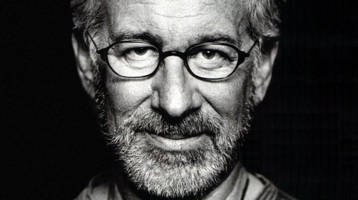 Steven Spielberg, il suo film sugli UFO anticipato in un poster a Times Square: 'Tutto sarà svelato'