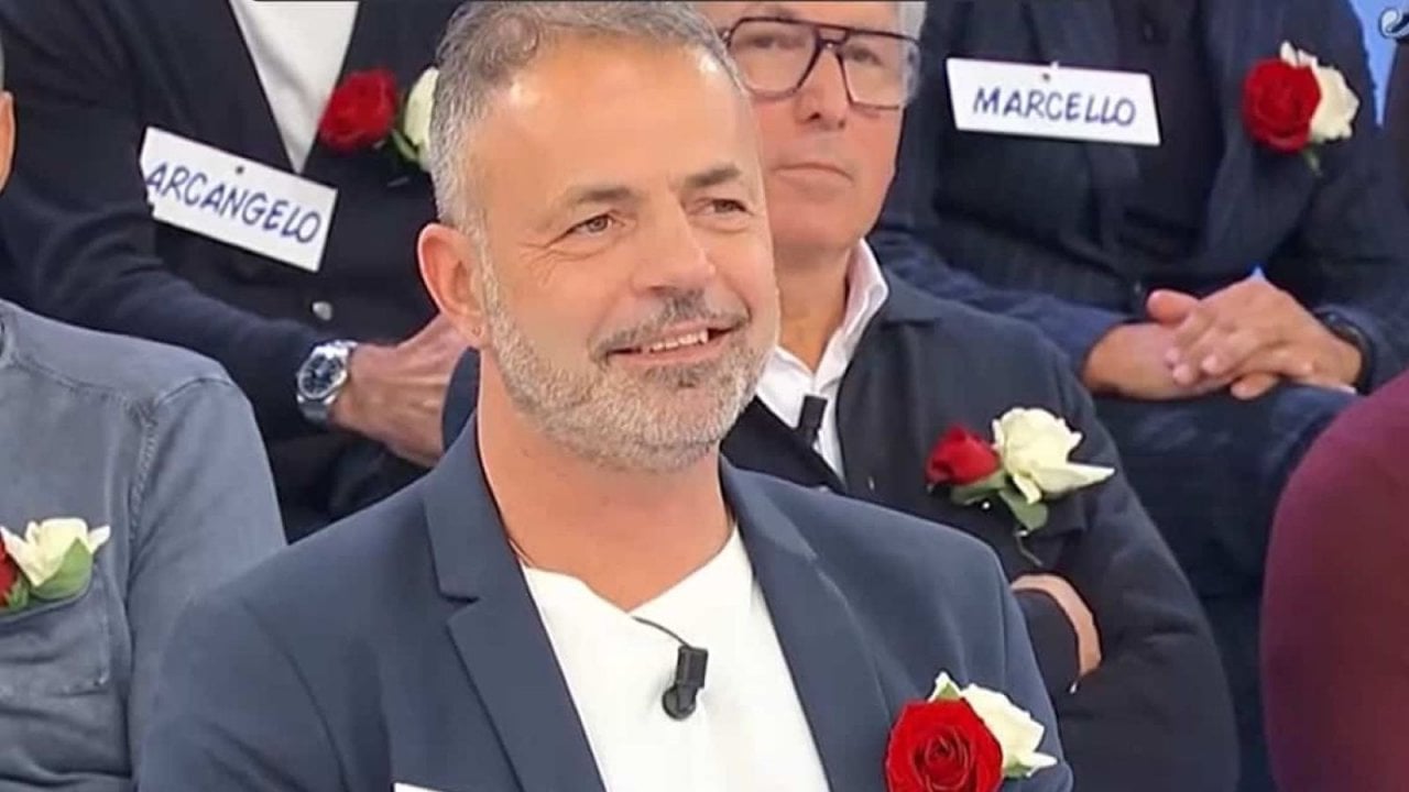 Uomini e Donne: Sabrina frena con Massimiliano, Flavio bacia Martina davanti alla Fontana di Trevi