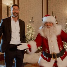 My Secret Santa - Mia mamma è Babbo Natale!: Alexandra Breckenridge, Ryan Eggold in una scena