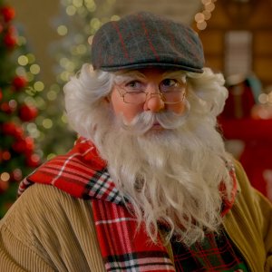 My Secret Santa - Mia mamma è Babbo Natale!: Alexandra Breckenridge in un primo piano vestita da Babbo Natale