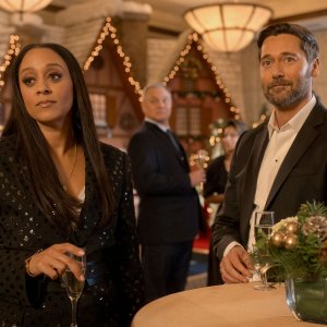 My Secret Santa - Mia mamma è Babbo Natale!: Tia Mowry e Ryan Eggold in una foto