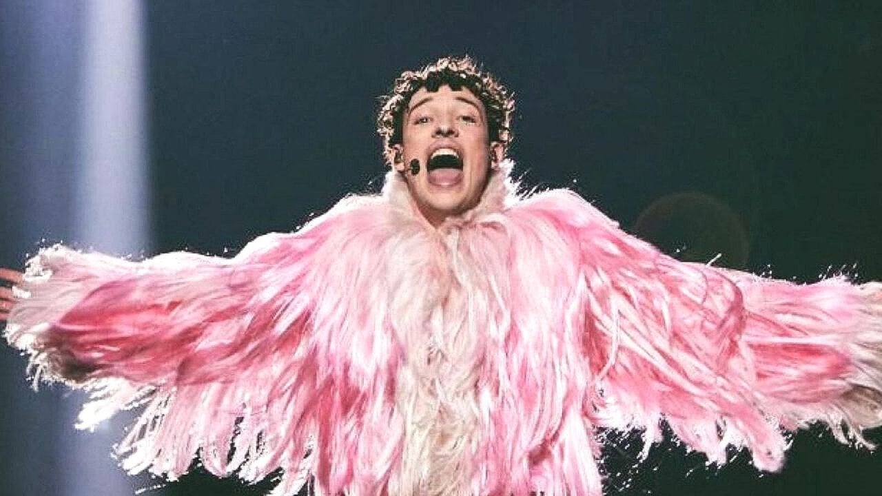 Eurovision 2026: Nemo restituisce il trofeo dopo la conferma di Israele. Mengoni "Sto con la Spagna"