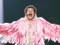 Eurovision 2026: Nemo restituisce il trofeo dopo la conferma di Israele. Mengoni 'Sto con la Spagna'