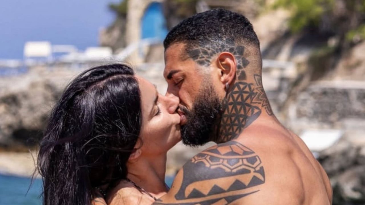 Manuela Carriero smaschera Francesco Chiofalo a Dubai: “L’ho beccato con un’altra, sono schifata"