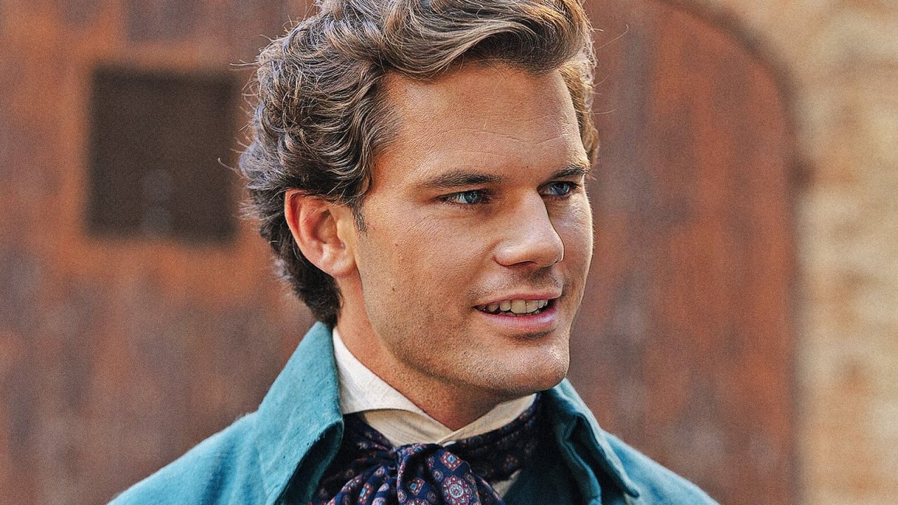 Jeremy Irvine, da Spielberg a Giacomo Leopardi: “Mi considero un'ottimista. L'amore oggi? Troppo complicato”