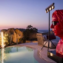 Buen Camino: la gigantesca statua rossa del volto di Checco Zalone