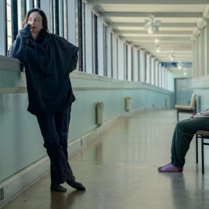 Goodbye June: Kate Winslet e Andrea Riseborough in una scena