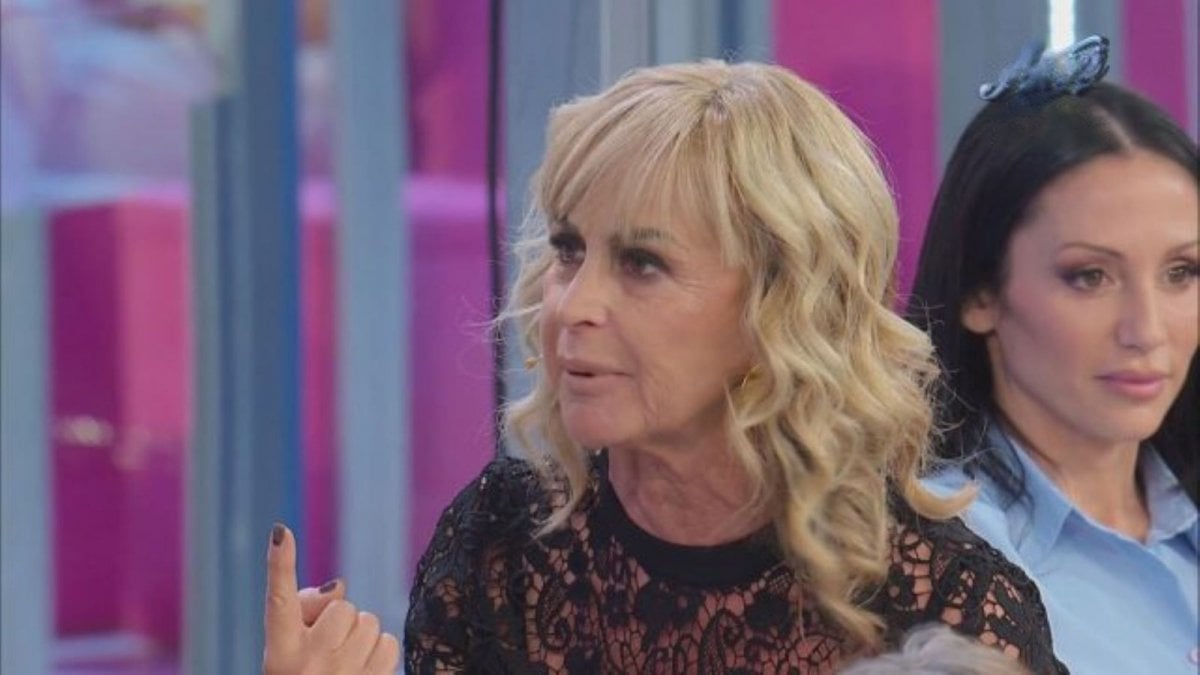 uomini e donne oggi marcello nel mirino di maria de filippi tina a mario lenti fai proprio pena come uomo da Movieplayer.it uomini e donne oggi marcello nel mirino di maria de filippi tina a mario lenti fai proprio pena come uomo