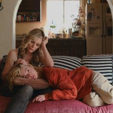Margo ha problemi di soldi: Michelle Pfeiffer coccola Elle Fanning in una scena