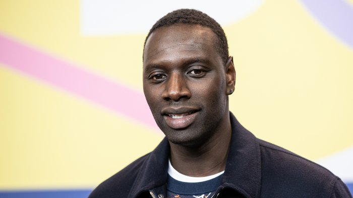 Extraction: Omar Sy ritratto nella prima foto della serie spinoff Mercenary