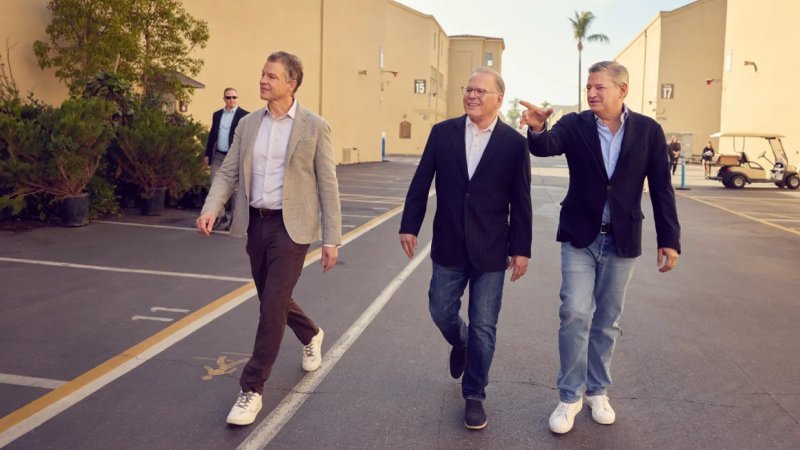 I vertici di Netflix fanno visita agli studios di Warner Bros, le foto del tour scatenano le polemiche online