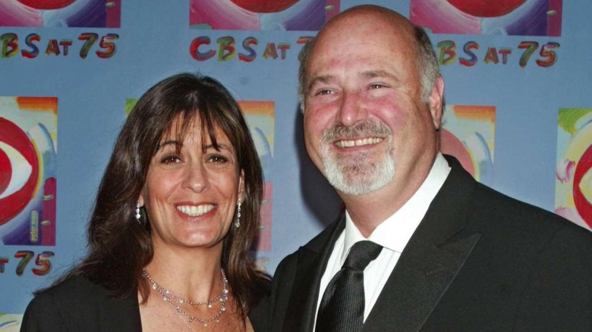 rob e michele reiner svelata la causa della morte il figlio nick in tribunale con la veste anti suicidio da Movieplayer.it rob e michele reiner svelata la causa della morte il figlio nick in tribunale con la veste anti suicidio