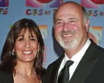 Rob e Michele Reiner: svelata la causa della morte, il figlio Nick in tribunale con la veste anti-suicidio
