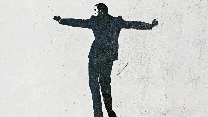 Monsieur Aznavour, recensione: un biopic classico, nel bene e nel male