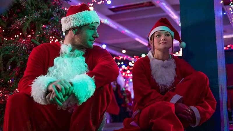 Jingle Bell Heist Olivia Holt Connor Swindells Scena Film Netflix