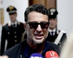 Fabrizio Corona fuori dal Tribunale su Signorini: 'Se gli prendono il cellulare, trovano Sodoma e Gomorra'