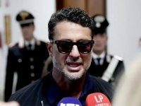 Fabrizio Corona fuori dal Tribunale su Signorini: 'Se gli prendono il cellulare, trovano Sodoma e Gomorra'