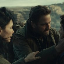 Greenland 2 - Migration: la famiglia composta da Morena Baccarin, Gerard Butler e Roman Griffin Davis in una scena