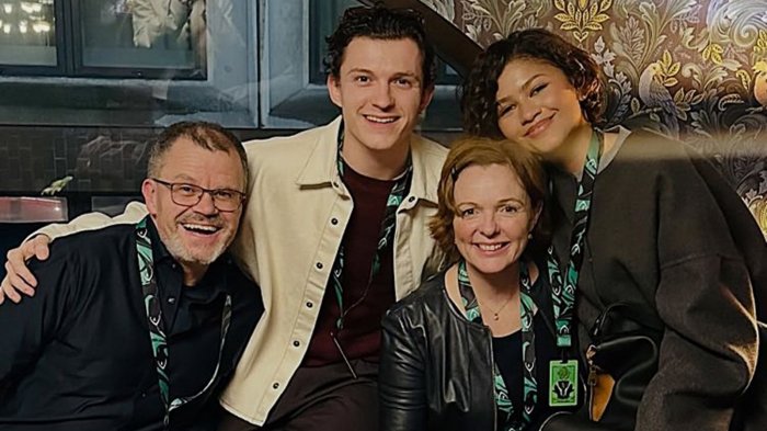 Tom Holland e Zendaya insieme a Londra: ecco le foto con la famiglia della star di Spider-Man
