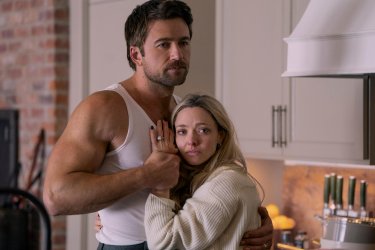 Una Di Famiglia The Housemaid Amanda Seyfried Brandon Sklenar