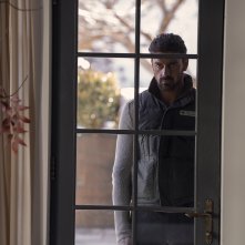 Una di famiglia - The Housemaid: Michele Morrone in una scena