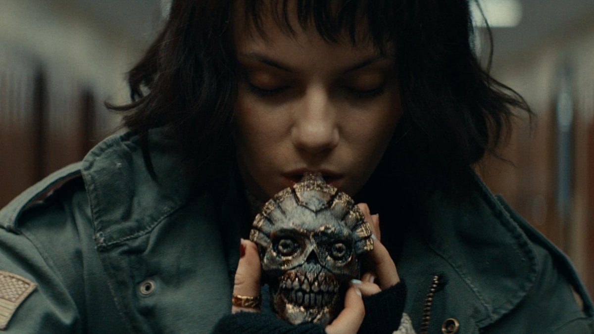 whistle il richiamo della morte teaser trailer e poster dell horror con dafne keen in esclusiva