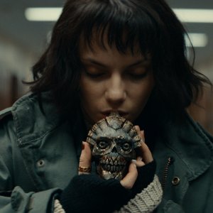 Whistle: Dafne Keen in una scena dell'horror