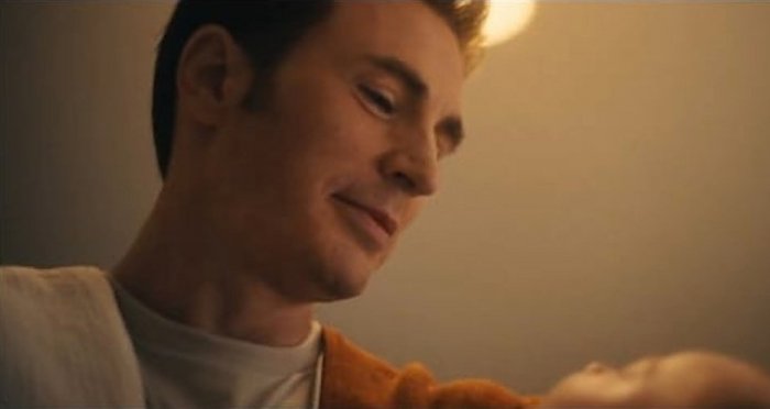 Avengers: Doomsday, le foto leaked di Chris Evans col Mjolnir dividono i fan: è Steve Rogers o un fake in AI?