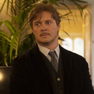 Una foto di Pietro Sermonti nella serie Prime Video