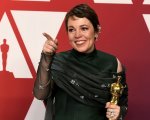 Olivia Colman svela dove tiene il suo Oscar: 'L'ho nascosto dietro un libro'