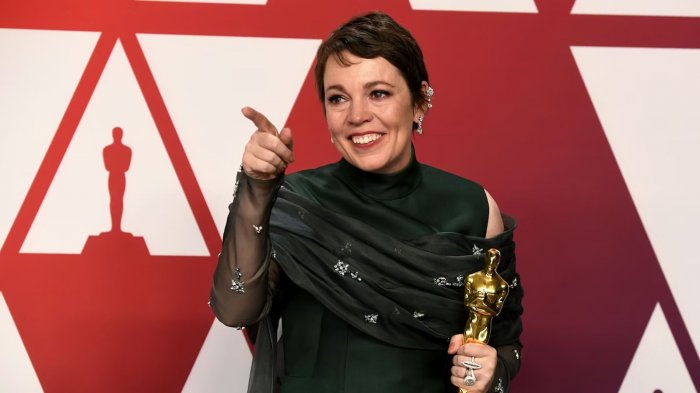 Olivia Colman svela dove tiene il suo Oscar: 'L'ho nascosto dietro un libro'