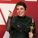 Olivia Colman svela dove tiene il suo Oscar: 'L'ho nascosto dietro un libro'