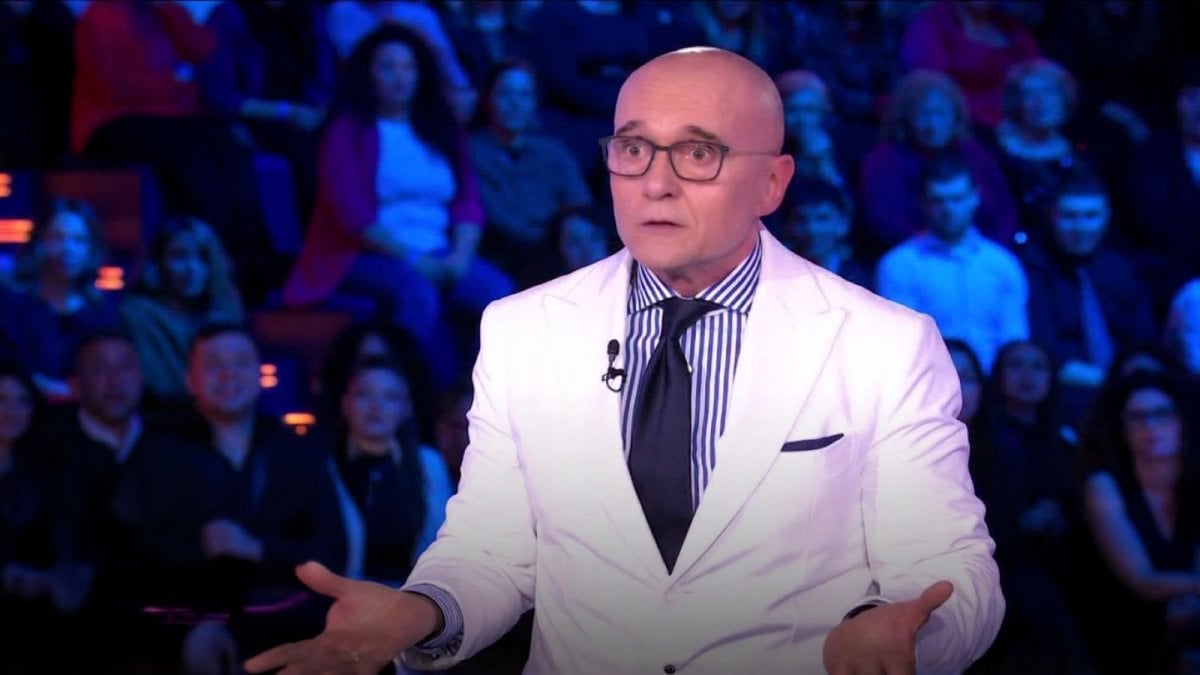 alfonso signorini indagato per violenza sessuale temeva che rivelassi le sue avances racconta medugno da Movieplayer.it alfonso signorini indagato per violenza sessuale temeva che rivelassi le sue avances racconta medugno