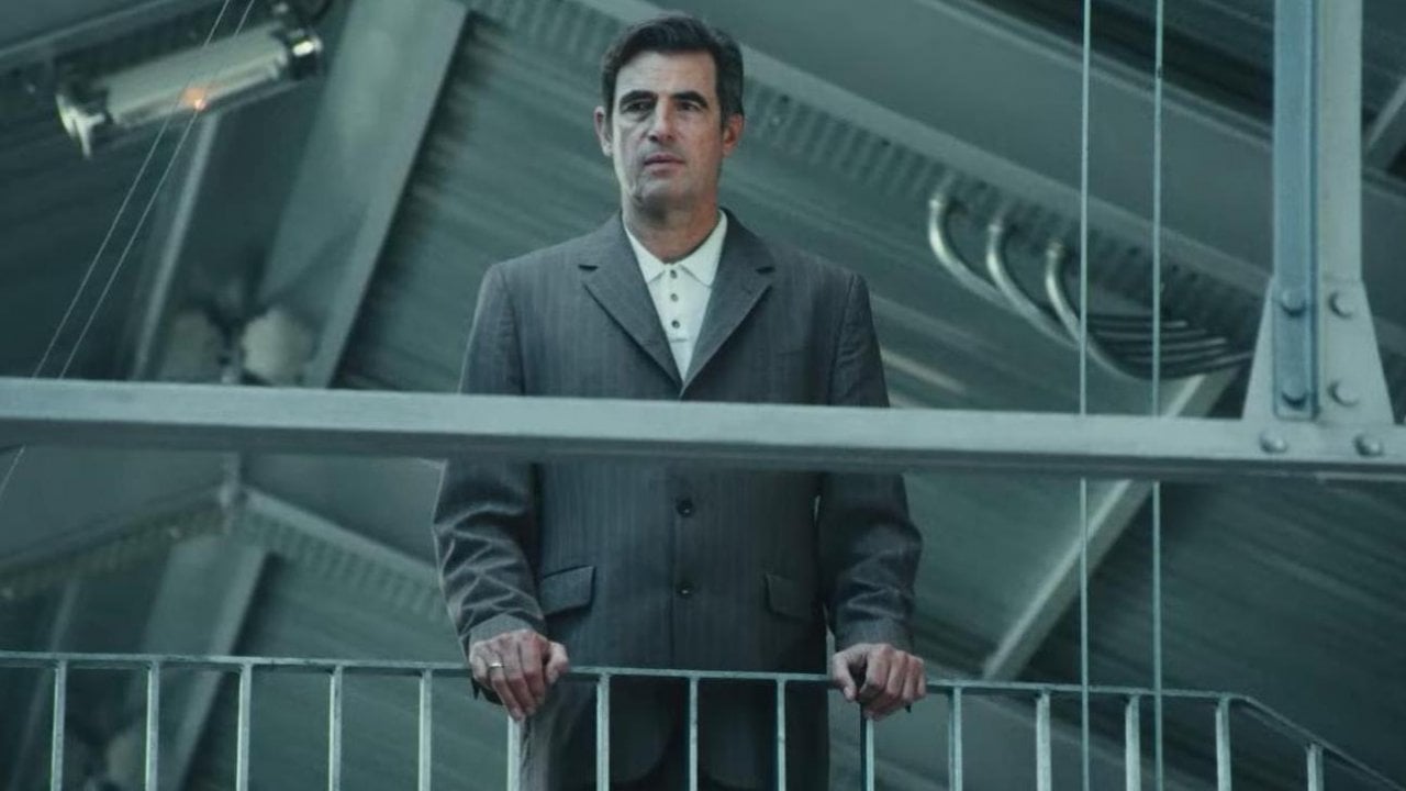 Claes Bang in una scena