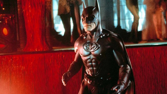 'Batman ha i capezzoli!' George Clooney difende il bistrattato costume di Batman & Robin dopo 28 anni