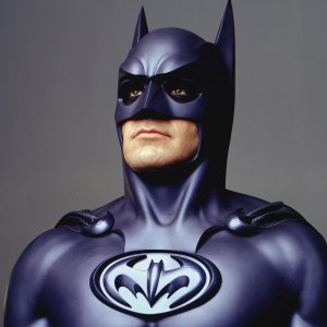 Batman & Robin: un'immagine di George Clooney con indosso il costume