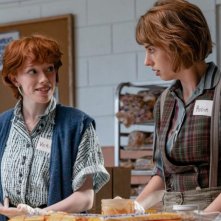 Stranger Things: Amybeth McNulty e Maya Hawke in una scena