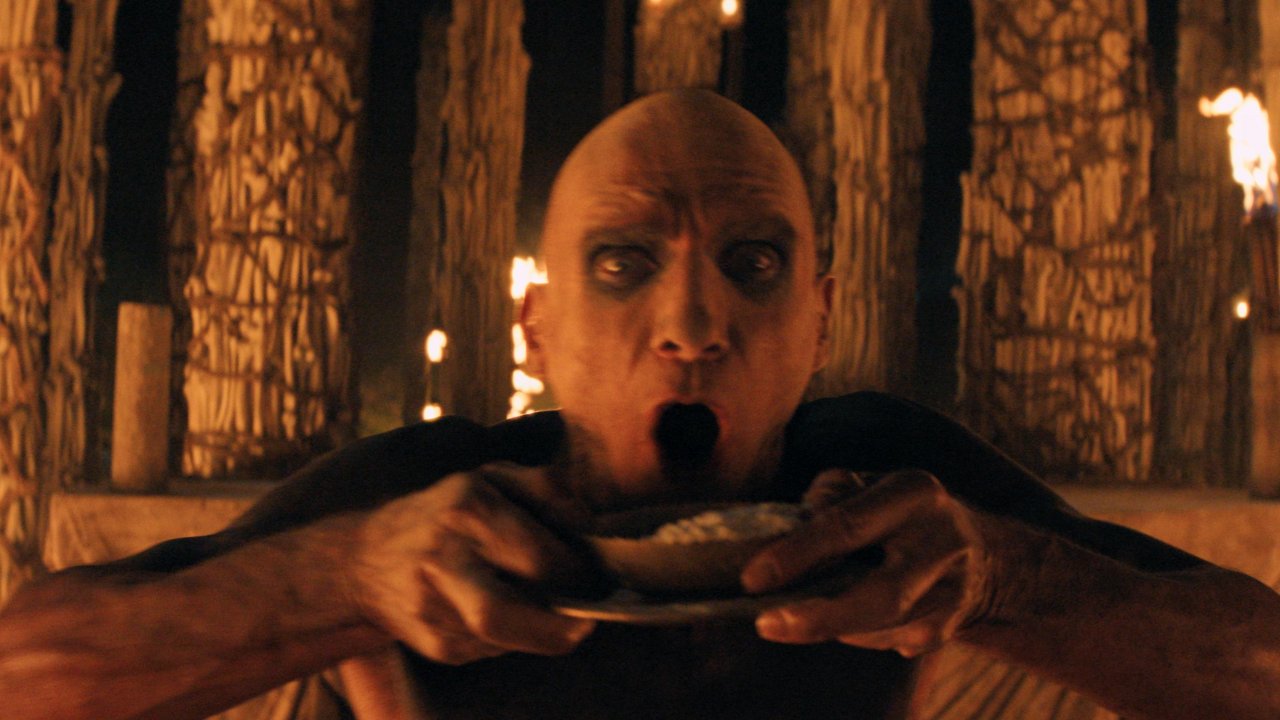 Ralph Fiennes in una scena di 28 Anni Dopo: Il Tempio delle Ossa