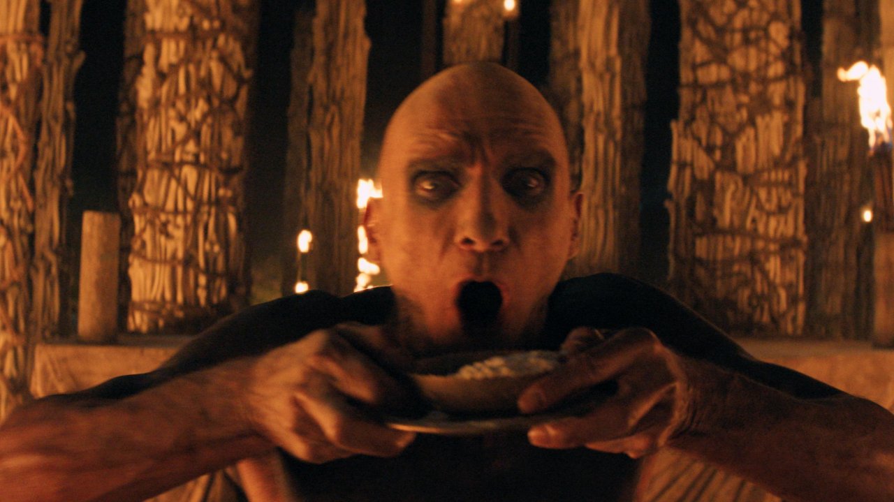 28 Anni Dopo: Il Tempio delle Ossa, Ralph Fiennes "tiene a bada" Samson nella clip esclusiva