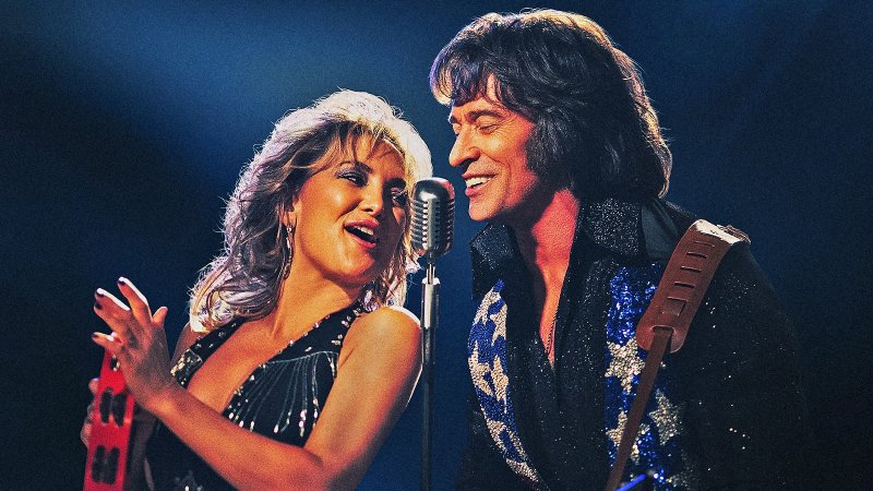 Song Sung Blue, recensione: un'ode ai sogni di chi non si arrende per un biopic musicale vivace e caotico