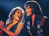 Song Sung Blue, recensione: un'ode ai sogni di chi non si arrende per un biopic musicale vivace e caotico