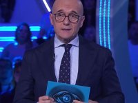 Alfonso Signorini, parla l'avvocato: 'In quest'ottica non può proseguire quello che stava facendo in TV'