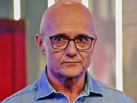 Il caso Alfonso Signorini scuote Mediaset: dalle accuse di Fabrizio Corona al caos del GF Vip