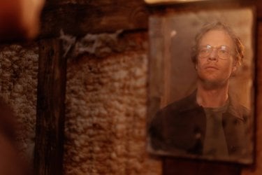 Girl Taken Alfie Allen Foto Serie Tv Paramount Plus