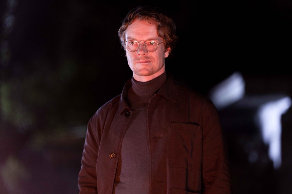 Girl Taken Alfie Allen Scena Serie Tv Paramount Plus