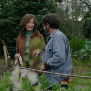 La villa portoghese: Manolo Solo con Maria De Medeiros in giardino